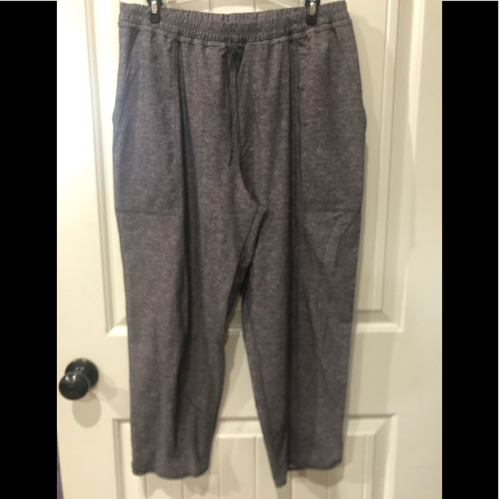 Lululemon-Heather grey-light weight Capri pants